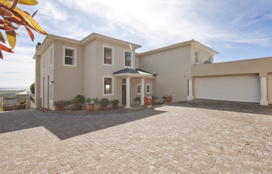 To Let 4 Bedroom Property for Rent in Belvedere Western Cape